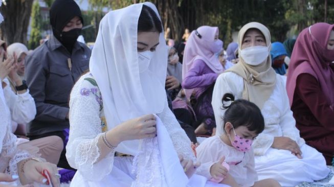 Jokowi Pangku La Lembah Manah Adik Jan Ethes, Paras Cantik Jadi Sorotan