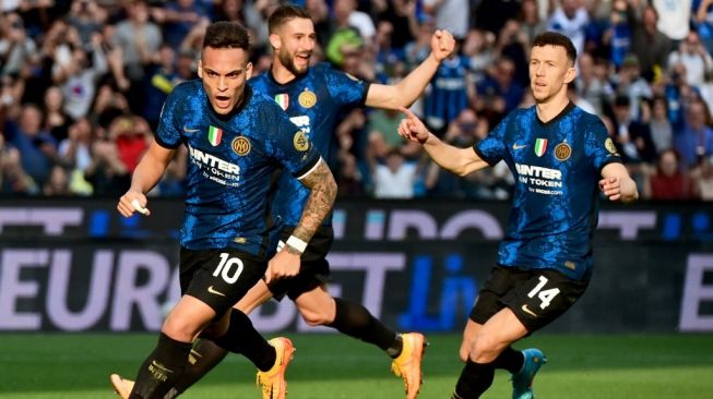 Penyerang Inter Milan, Lautaro Martinez (kiri) merayakan golnya ke gawang Udinese pada laga Liga Italia di Dacia Arena, Senin (2/5/2022) dini hari WIB. [MIGUEL MEDINA / AFP]