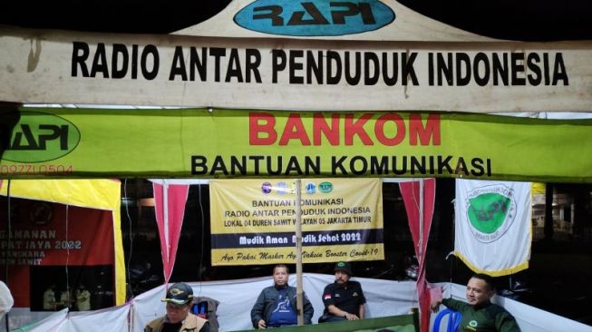 osko Radio Antarpenduduk Indonesia (RAPI) Lokal 04 Duren Sawit Wilayah 05 Jakarta Timur di Persimpangan Pangkalan Jati, Kalimalang, Jakarta Timur, Minggu (1/5/2022) malam. (ANTARA/Ricky Prayoga)