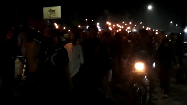 Bawa Obor, Warga Sidorejo Lubuklinggau Takbiran Jalan Kaki Keliling Kampung