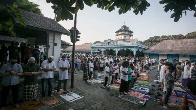 Umat Islam melaksanakan ibadah shalat Idul Fitri 1443 H di Keraton Kasunanan, Solo, Jawa Tengah, Senin (2/5/2022). [ANTARA FOTO/Mohammad Ayudha/hp.]
