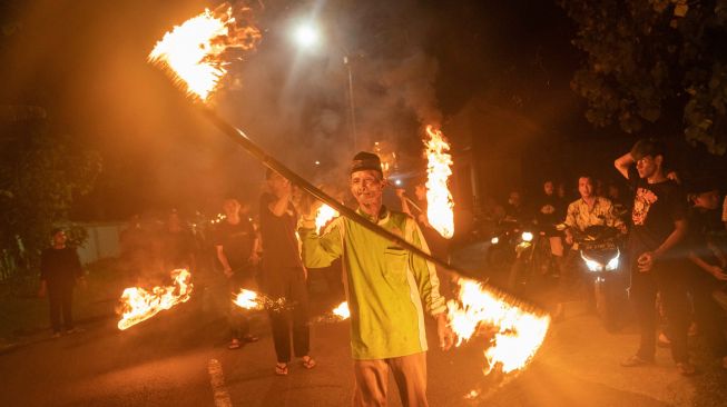 Warga mengikuti pawai obor di Pandak, Bantul, DI Yogyakarta, Minggu (1/5/2022).  [ANTARA FOTO/Hendra Nurdiyansyah/nz]