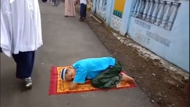 Video Kocak Abis! Pemuda Ini Tidur Nyenyak saat Salat Idul Fitri 1443H hingga Tinggal Sendirian