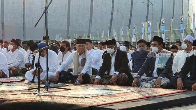 Ketua Partai Amanat Nasional (PAN) Zulkifli Hasan atau Zulhas ikut menjalankan Salat Idul Fitri 1443 Hijriah bersama Gubernur DKI Jakarta Anies Baswedan di Jakarta International Stadium (2/5/2022) [Suara.com/Stephanus Aranditio].