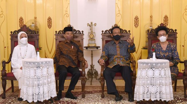 Presiden Joko Widodo (kedua kiri) bersama Ibu Negara Iriana Joko Widodo (kiri) berbincang dengan Gubernur DIY Sri Sultan Hamengku Buwono X (kedua kanan) bersama istri Gusti Kanjeng Ratu (GKR) Hemas di Keraton Yogyakarta, Senin (2/5/2022). [ANTARA FOTO/HO/Biro Pers Setpres/Lukas/sgd/hp]
