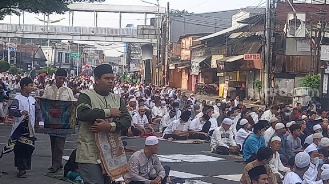 Suka Cita Warga Kampung Melayu Berbondong-bondong Salat Ied Di Jalan Otista