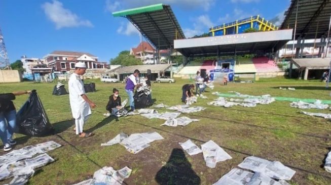 Indahnya Toleransi, Angkatan Muda Gereja Protestan Maluku Bagikan Alas Salat ke Jemaah Salat Id