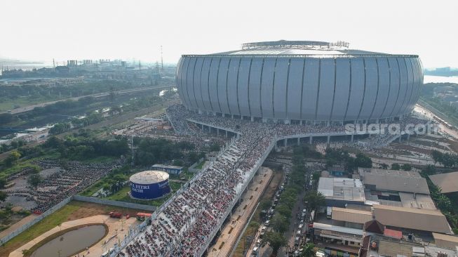 Gambar udara umat islam menunaikan ibadah Shalat Idul Fitri 1 Syawal 1443 Hijriah di Jakarta International Stadium (JIS), Tanjung Priok, Jakarta Utara, Senin (2/5/2022). [Suara.com/Alfian Winanto]