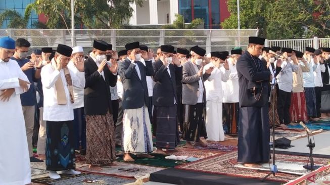 Pakai Jas Hitam dan Sarung Batik, Anies Menuaikan Salat Id di JIS