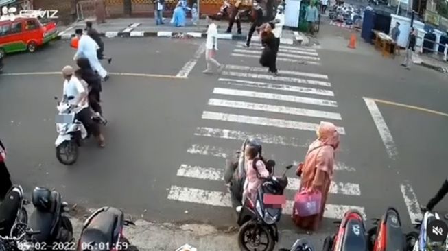 2 Pemuda Sok Keren Mondar Mandir Sambil Geber Motor Di Depan Lokasi Salat Ied Publik Ikut Geram 0987