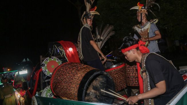 Peserta mengikuti pawai takbiran Idul Fitri 1443 H di kawasan Bundaran Besar, Palangka Raya, Kalimantan Tengah, Minggu (1/5/2022).  [ANTARA FOTO/Makna Zaezar/nz]