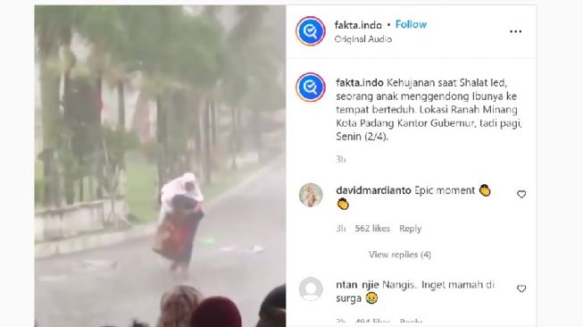 Potongan video anak gendong ibunya jelang Shalat Idul Fitri di halaman kantor Gubernur Sumbar, Senin (2/5/2022). [Dok.Istimwa]