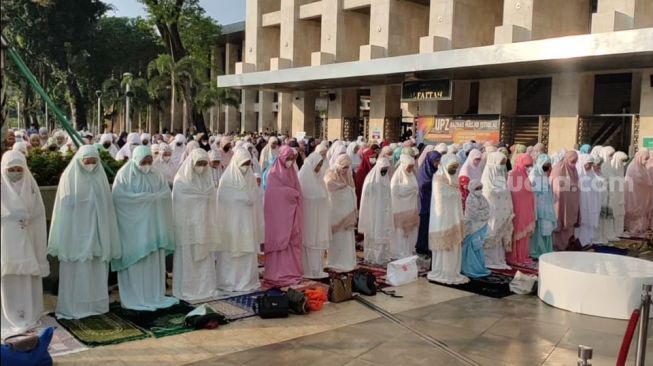 Salat Id masjid Istiqlal pada Senin (2/5/2022), saf jemaah sampai ke halaman masjid [Suara.com/Ria Rizki Nirmala Sari]