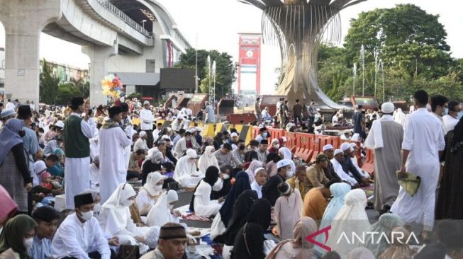 Ramai Laksanakan Salat Ied Idul Fitri 1443 H, Warga Palembang Abai Pakai Masker