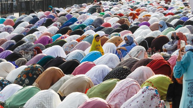 Umat islam menunaikan ibadah Shalat Idul Fitri 1 Syawal 1443 Hijriah di Jakarta International Stadium (JIS), Tanjung Priok, Jakarta Utara, Senin (2/5/2022). [Suara.com/Alfian Winanto]