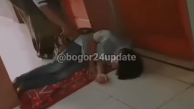 Lagi, Jemaah Salat Idul Fitri Tidur Pulas hingga Jemaah Selesai, Katanya Abis Takbiran Sama Ayang