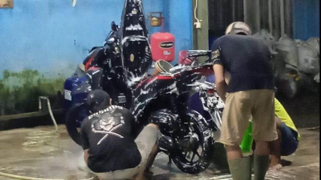 Cuci motor dengan tarif Rp 25 ribu saat Lebaran (Facebook)