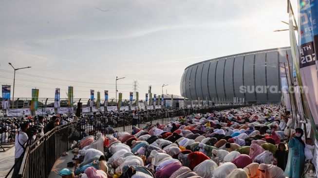 Umat islam menunaikan ibadah Shalat Idul Fitri 1 Syawal 1443 Hijriah di Jakarta International Stadium (JIS), Tanjung Priok, Jakarta Utara, Senin (2/5/2022). [Suara.com/Alfian Winanto]