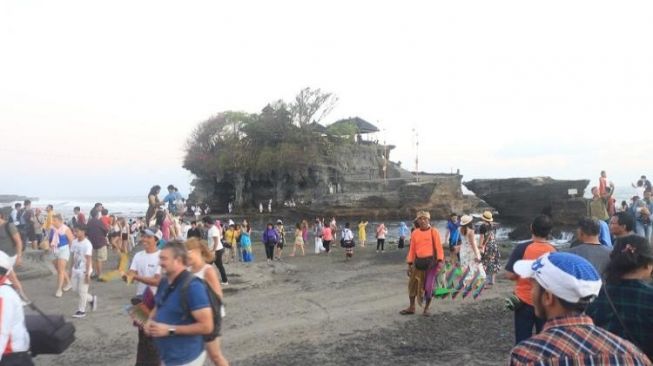 Libur Lebaran, Kunjungan ke Tanah Lot Mulai Meningkat