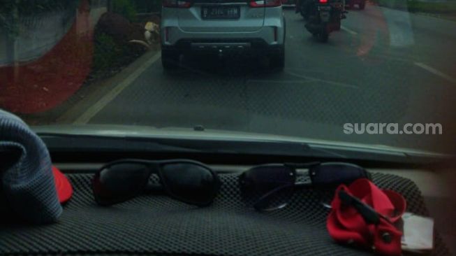 Perjalanan Nissan Livina dari Bekasi menuju Cilacap dimulai pukul 14.30 WIB dengan dua maskot kacamata hitam anak-anak [Suara.com].
