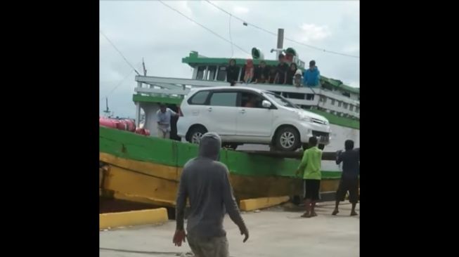 Turunkan mobil penumpang dengan alat seadanya (Facebook)