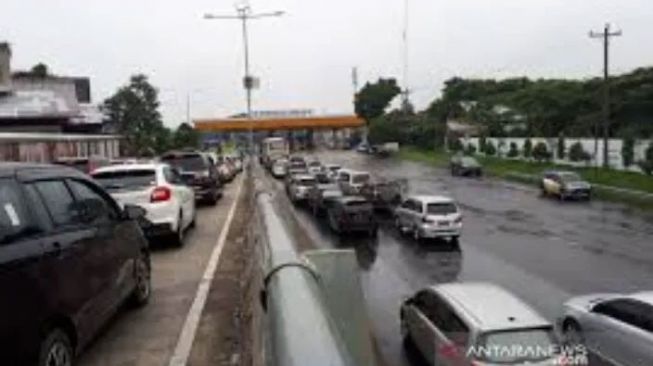 Kendaraan Menumpuk di Tol Tebing Tinggi di Hari Kedua Lebaran