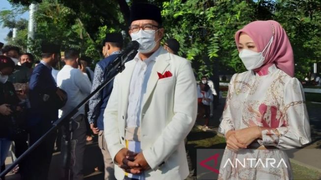 Gubernur Jawa Barat M Ridwan Kamil dan istri, Atalia Praratya Kamil seusai melaksanakan salat Idul Fitri 1443 Hijriah di Lapangan Gasibu Kota Bandung, Senin (2/5/2022) [ANTARA/Ajat Sudrajat]