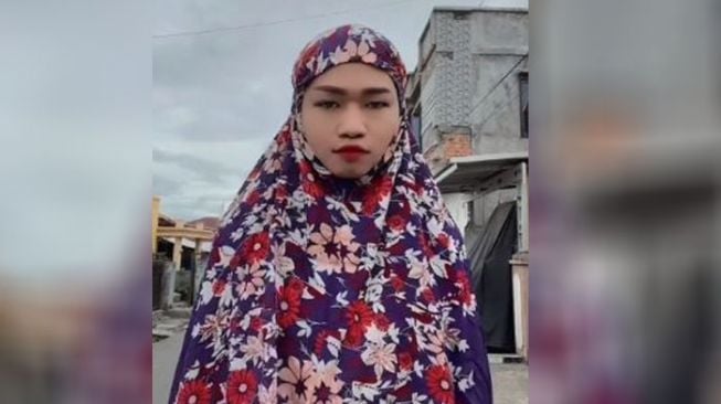 Pakai Mukena saat Salat Idul Fitri, Seleb TikTok Popo Barbie Panen Hujatan