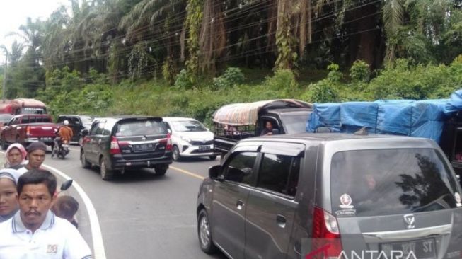 Jalinsum Menuju Objek Wisata Aek Sijornih Tapsel Macet