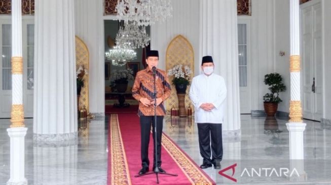 Presiden Joko Widodo menerima Menteri Pertahanan Prabowo Subianto beserta putranya Didit Prabowo di Istana Kepresidenan Gedung Agung Yogyakarta, Senin.  [ANTARA/Luqman Hakim]