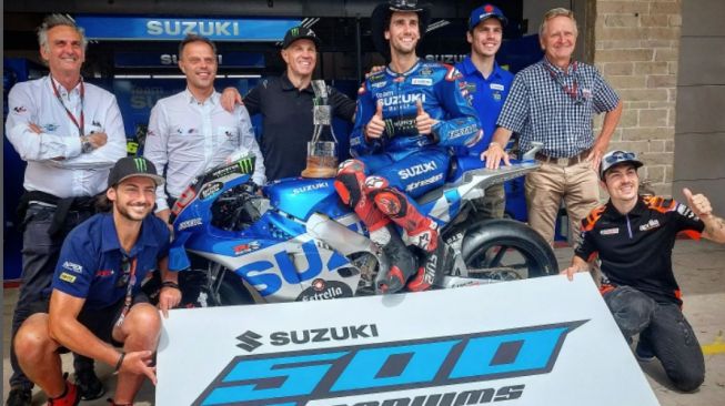 Livio Suppo bersama Alex Rins dan Joan Mir beserta kru tim Suzuki Ecstar merayakan podium ke 500 (Instagram)
