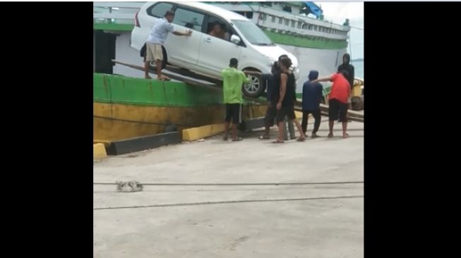 Turunkan mobil penumpang dengan alat seadanya (Facebook)