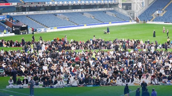 3.000 Muslim Mengikuti Salat Idul Fitri di Markas Blackburn Rovers Ewood Park