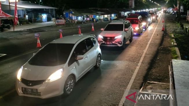 Antrean Kendaraan Masih Terjadi di Jalur Utama Bandung-Cianjur