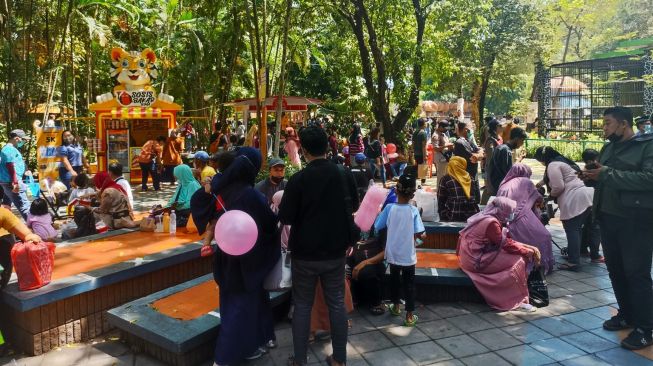5.000 Wisatawan Memenuhi Kebun Binatang Surabaya. [Beritajatim.com]