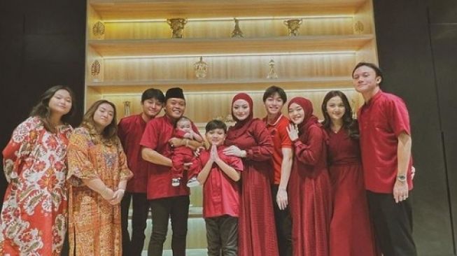 Portrait of Mahalini celebrating Eid with Rizky Febian's family [Instagram/@rizkyfbian]