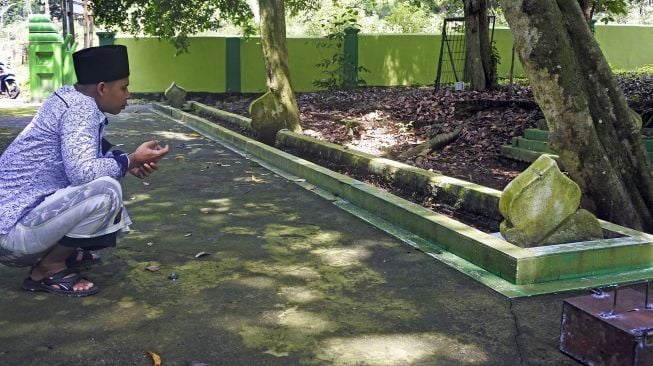 Warga berziarah ke makam tokoh penyebar agama Islam di Banten Ki Mas Jaya Kusumo atau Ki Mas Dawa di Serang Kampung Karangasem, Kelurahan Pancur, Taktakan, Serang, Banten, Senin (2/5/2022).  ANTARA FOTO/Asep Fathulrahman