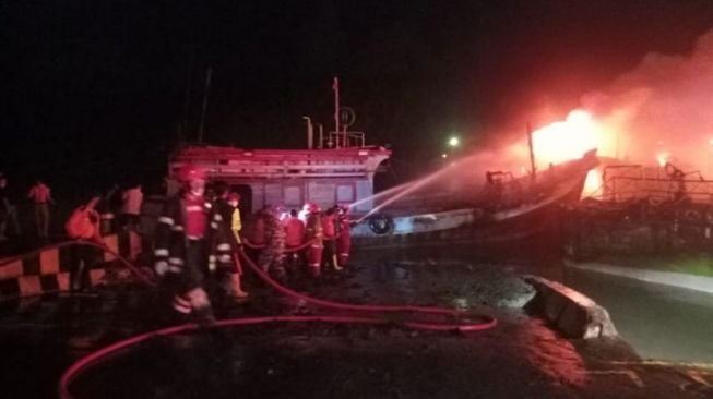 Kapal Nelayan di Dermaga Batere Terbakar, Puluhan Keluarga Diungsikan