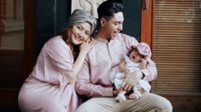 Krisjiana Baharudin dan Siti Badriah bersama anak mereka [Instagram/@sitibadriahh]