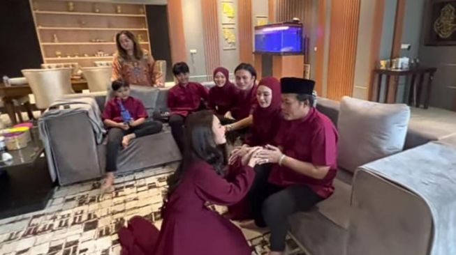 Momen Mahalini Raharja Rayakan Lebaran. (YouTube/Sule Family)