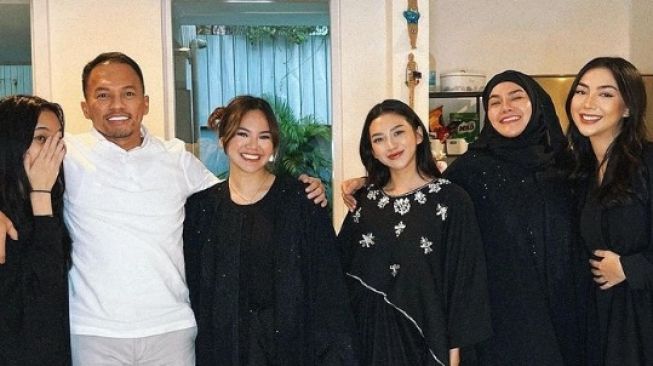 Shafa Harris Pamer Foto Keluarga Lengkap Saat Lebaran, Jennifer Dunn Tak Diajak