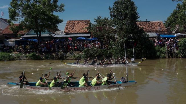 Tradisi Lebaran Nelayan Batang dengan Lomba Perahu Dayung