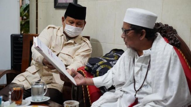 Dengar Kiai Muzakki Kurang Sehat, Prabowo Subianto Langsung Terbang ke Jember dan Bantu Pengobatannya