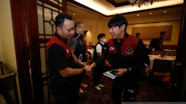 Chef de Mission Kontingen Indonesia untuk SEA Games Ferry J Kono (kiri) dan pelatih timnas sepak bola Indonesia Shin Tae-yong dalam pelepasan kloter pertama SEA Games di Jakarta, Selasa (3/5/2022). (ANTARA/HO-NOC Indonesia)