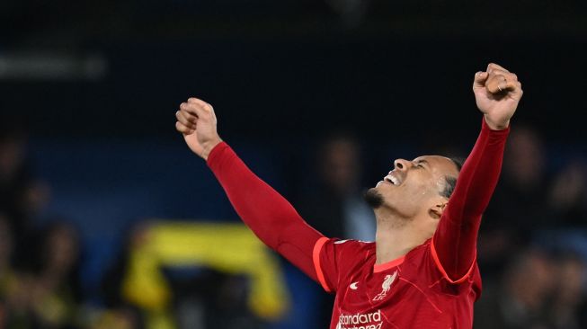 Bek Liverpool Virgil van Dijk melakukan selebrasi usai pertandingan leg kedua semifinal UEFA Liga Champions antara Liverpool dan Villarreal di stadion La Ceramica, Villarreal, Spanyol, Selasa (3/5/2022). [Paul ELLIS / AFP]