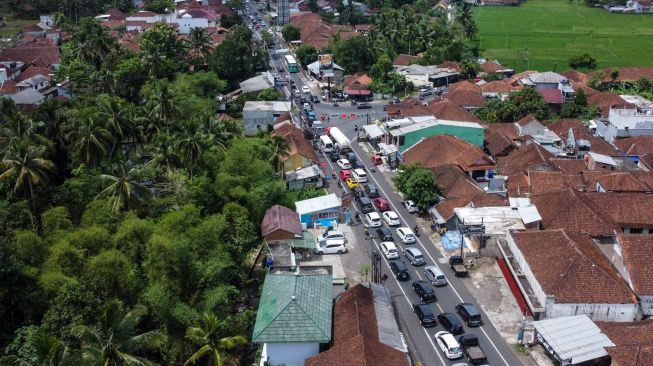 Foto udara antrean kendaraan memadati di Jalur Selatan Sindangkasih, Kabupaten Ciamis, Jawa Barat, Rabu (4/5/2022).  [ANTARA FOTO/Adeng Bustomi/nz]