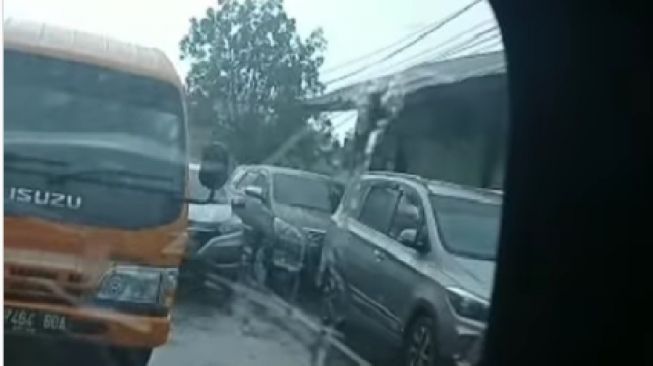 Jalan Padang Panjang Macet Disertai Hujan, Netizen: Selamat Bermacet Ria