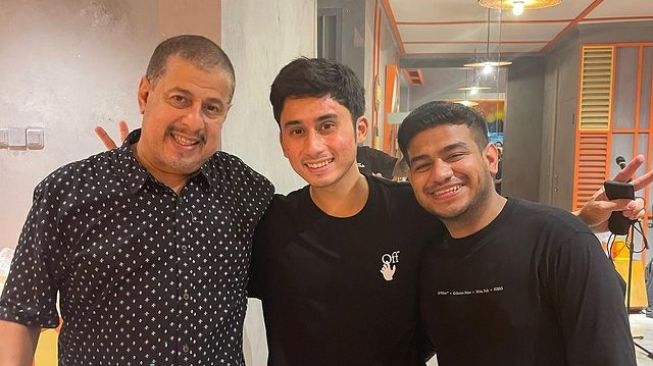 Artis dan Selebgram Ramaikan Grand Opening Warung Pak Muh (Instagram/fadiljaidi)