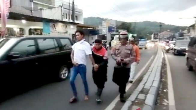 Polisi Nyaris Tertabrak Dua Pria Mabuk yang Berkendara Lawan Arah saat Pemberlakuan One Way di Garut