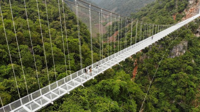 Foto udara menunjukkan arsitektur jembatan kaca Bach Long yang baru dibangun di distrik Moc Chau, Son La, Vietnam, Jumat (29/4/2022). [Nhac NGUYEN / AFP]
